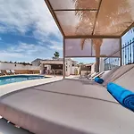 Palmview Up To 28 Guests Close To